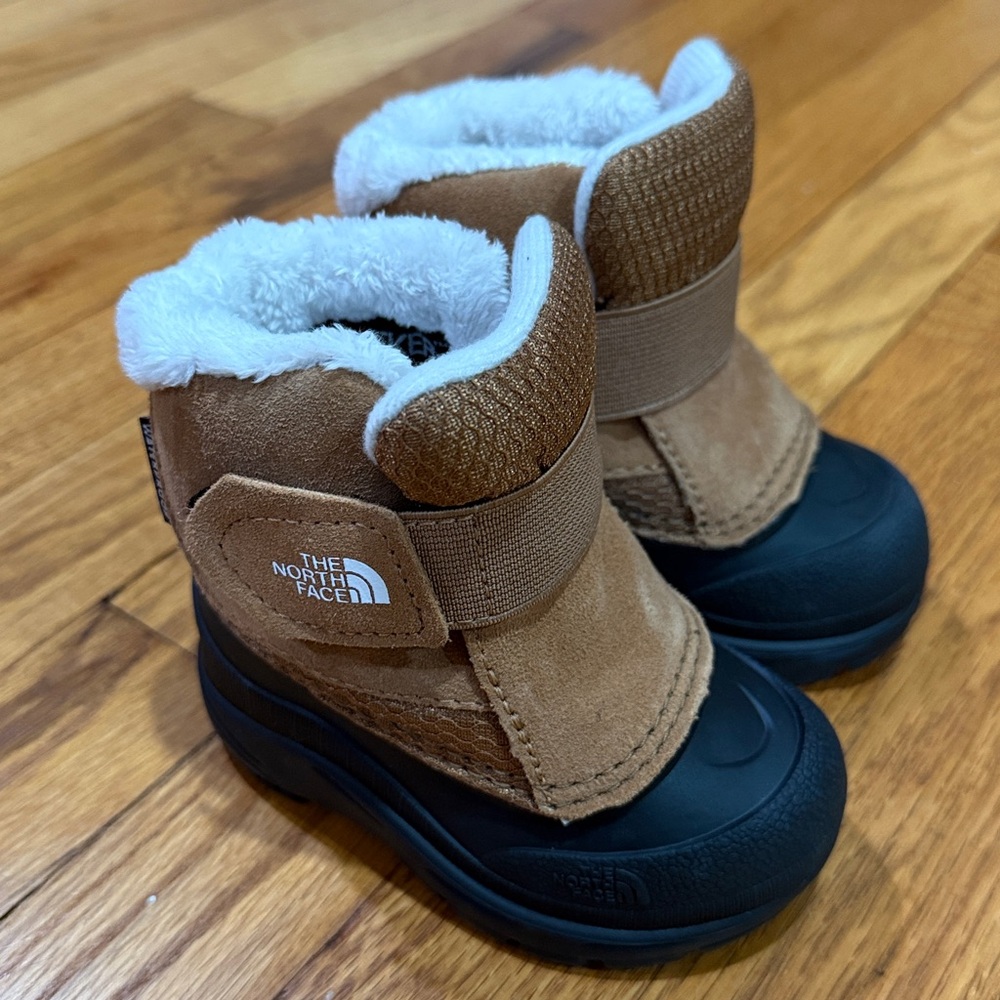 NEW The North Face Tan and Black Winter Boots
